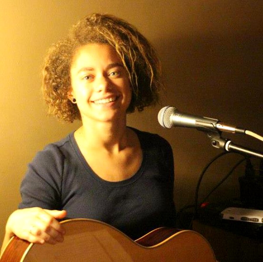 Sarah Tucker artist photo